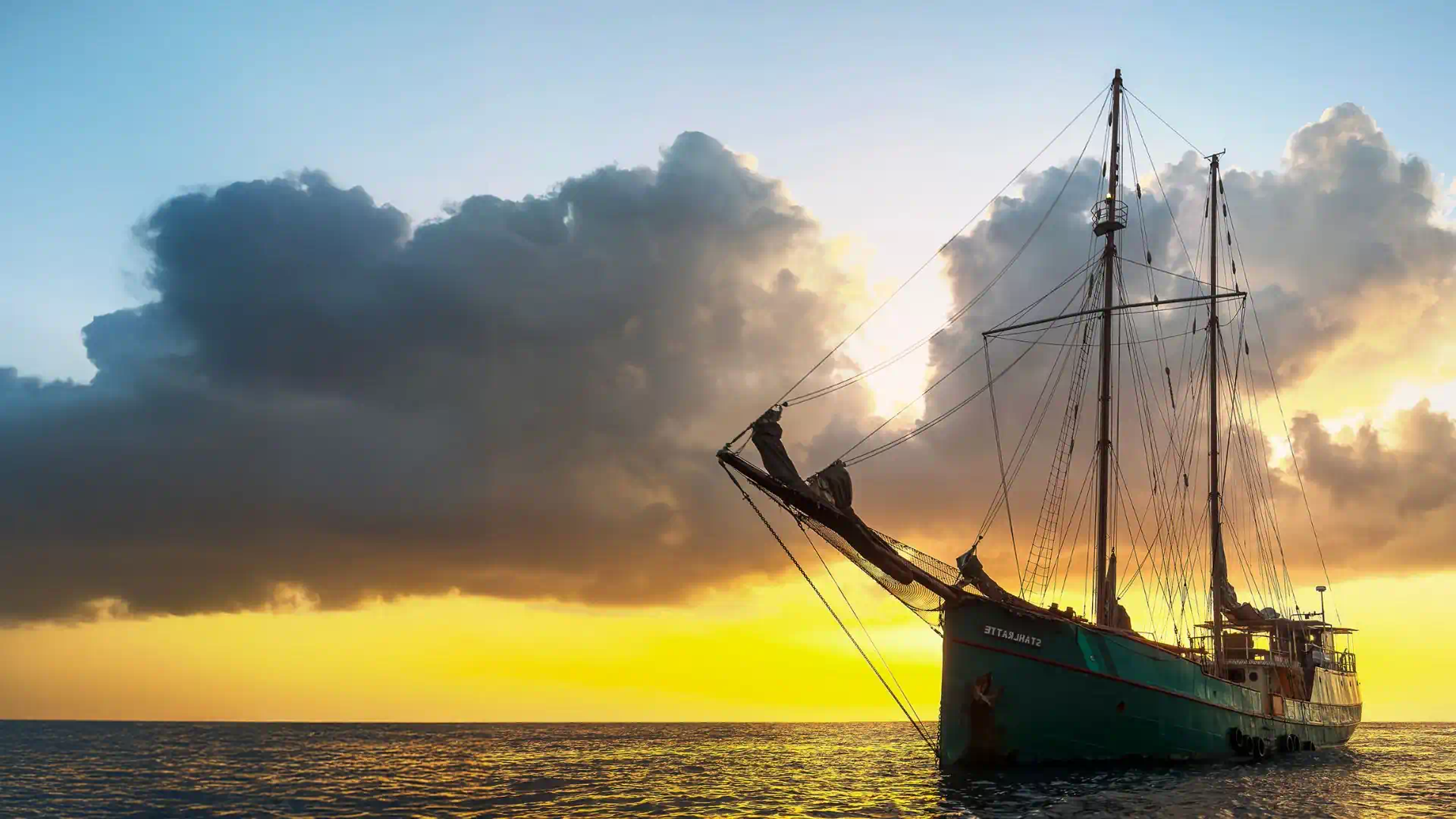 Le Stahlratte au coucher de soleil face aux Îlets Pigeons